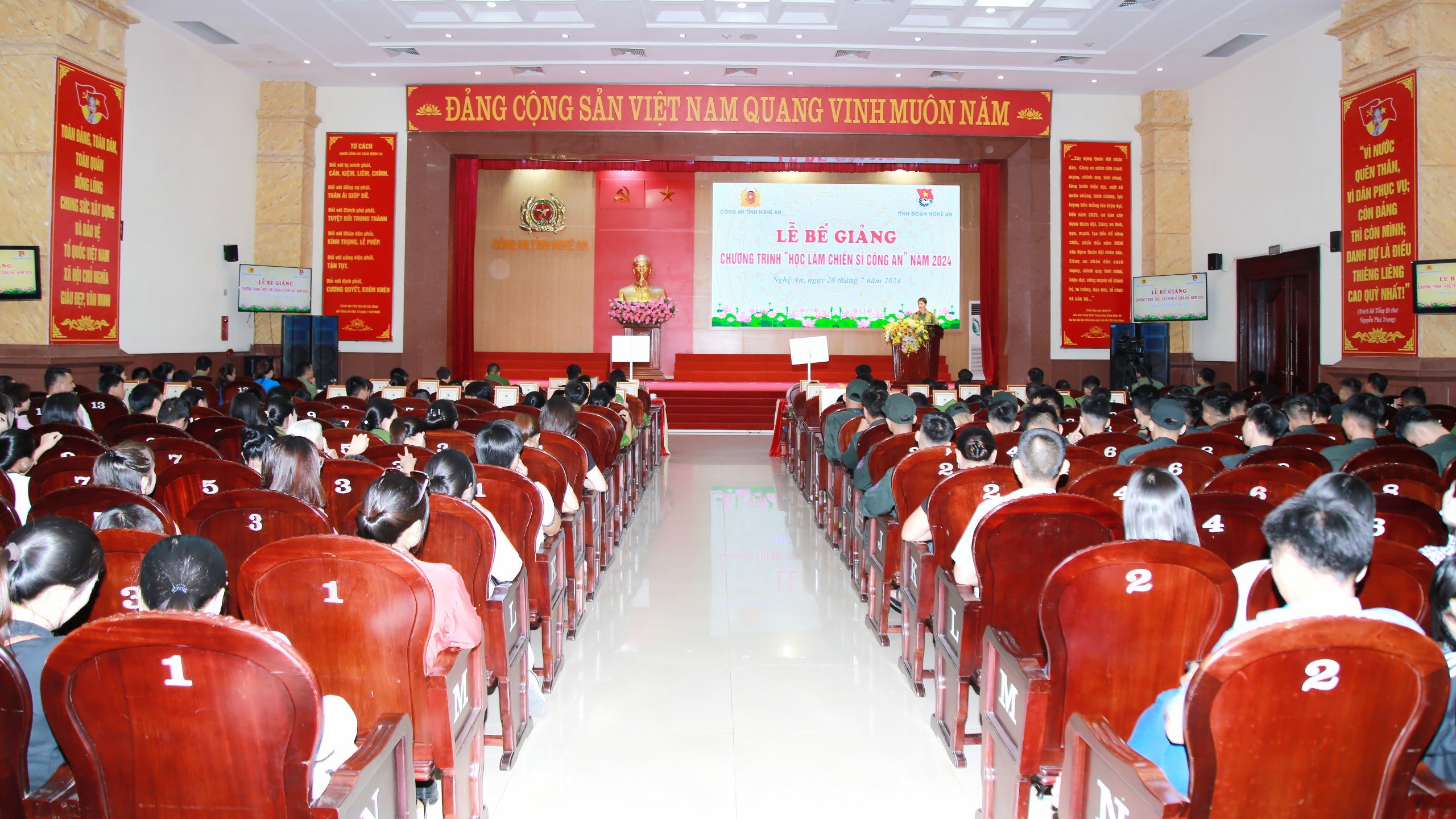 Toàn cảnh buổi lễ bế giảng