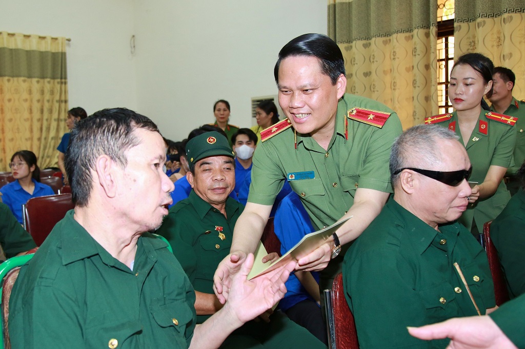 Những hành trình nặng nghĩa tri ân