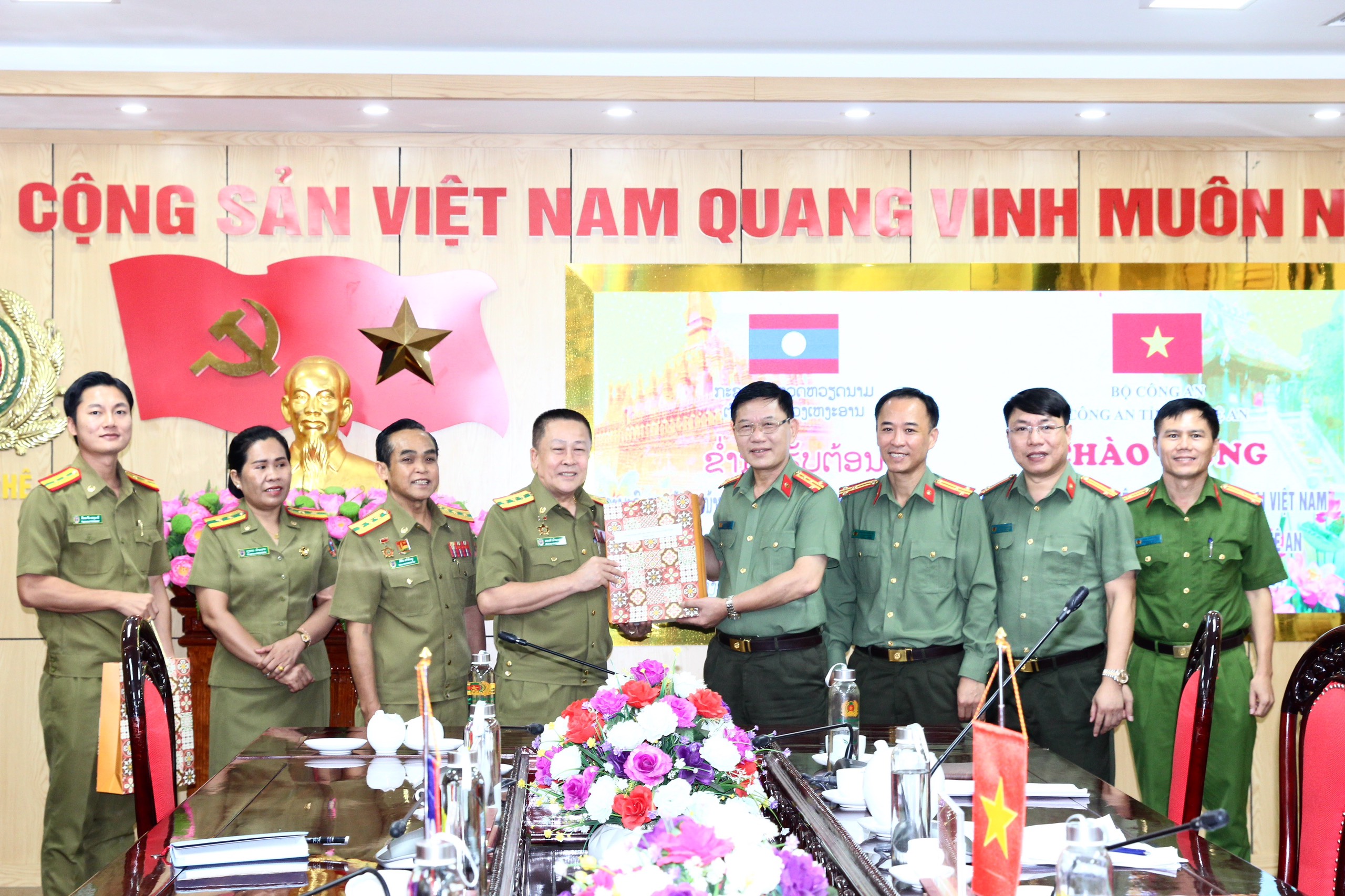 Đoàn Cơ quan đại diện Bộ Công an Lào tại Việt Nam thăm và làm việc với Công an tỉnh Nghệ An