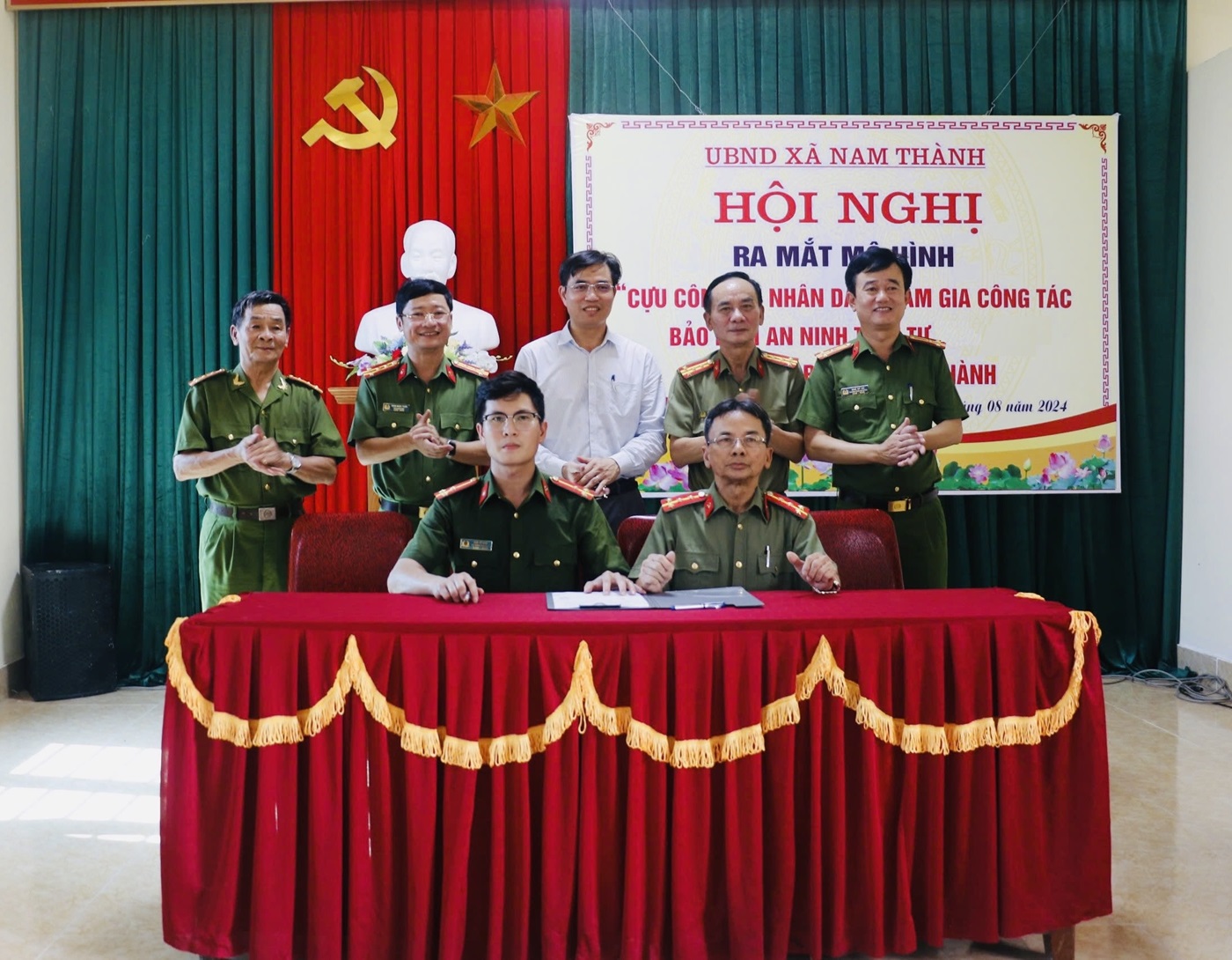 Tại lễ ra mắt, các tổ tiến hành ký cam kết thực hiện mô hình