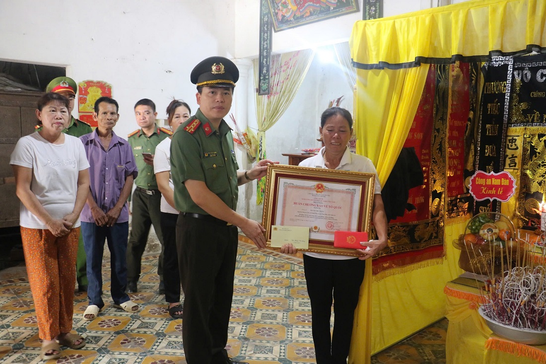 Đồng chí Đại tá Trần Hồng Quang, Phó Bí thư Đảng ủy, Phó Giám đốc Công an tỉnh trao Huân chương Bảo vệ Tổ quốc hạng Ba đến thân nhân đồng chí Hoàng Thế Thắng