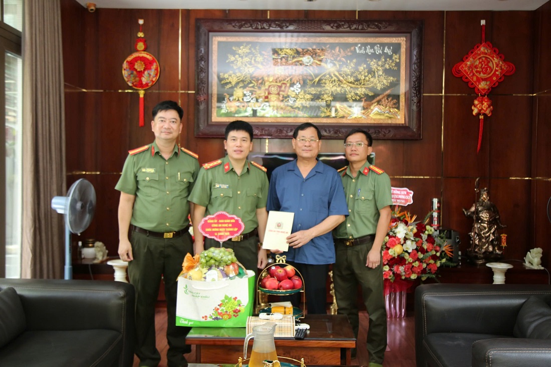 Đồng chí Đại tá Trần Hồng Quang, Phó Giám đốc Công an tỉnh thăm, tặng quà tri ân các đồng chí nguyên Giám đốc Công an tỉnh qua các thời kỳ: Đại tá Trần Phồn, Thiếu tướng Võ Trọng Thanh, Thiếu tướng Nguyễn Xuân Lâm và Thiếu tướng Nguyễn Hữu Cầu