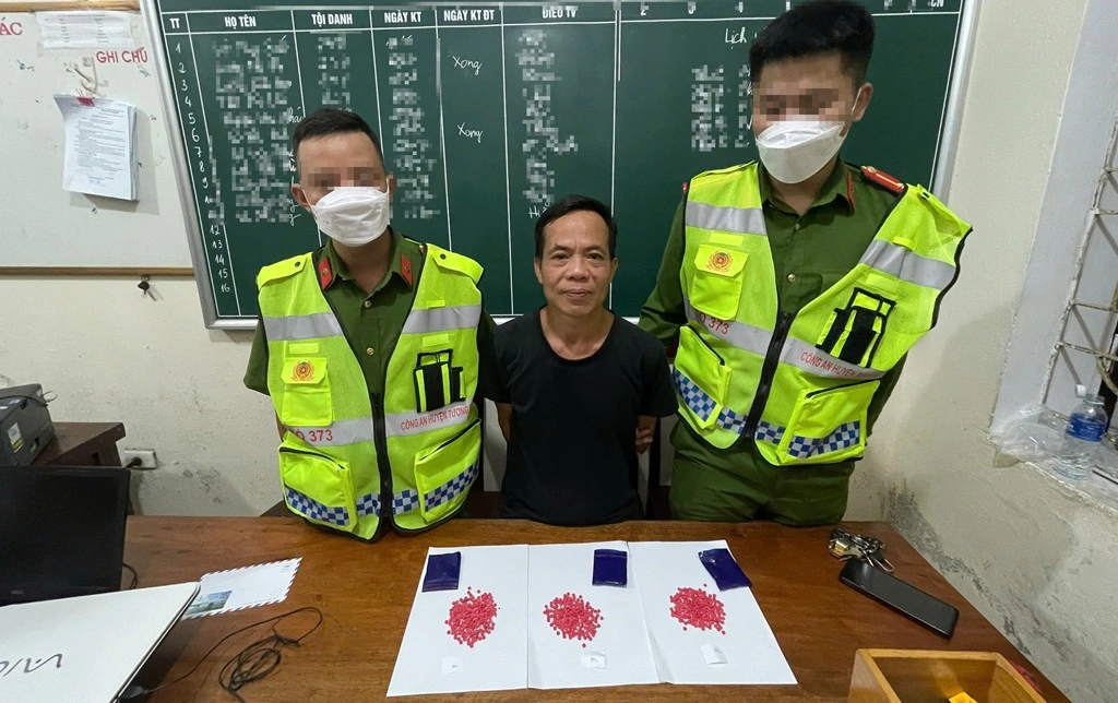 Bắt quả tang đối tượng tàng trữ gần 1000 viên hồng phiến