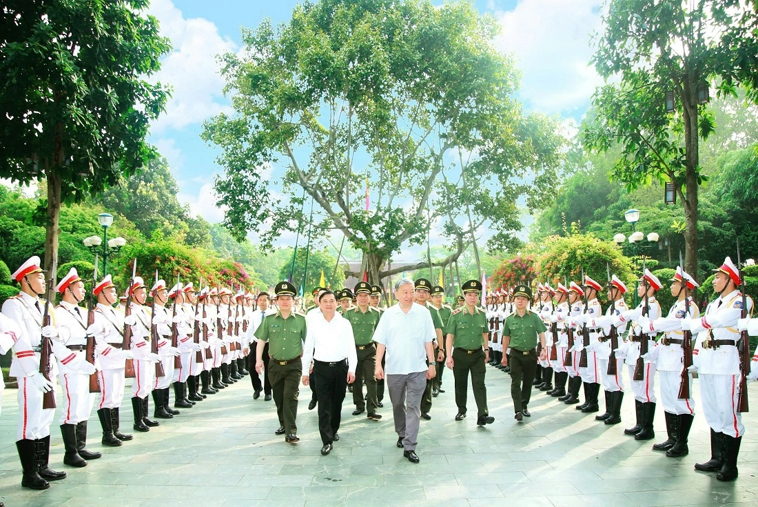 Đồng chí Đại tướng Tô Lâm, Ủy viên Bộ Chính trị, Bộ trưởng Bộ Công an (nay là Tổng Bí thư, Chủ tịch nước) và đoàn đại biểu về dâng hoa, dâng hương tại Khu di tích lịch sử Quốc gia đặc biệt Kim Liên vào tháng 3/2024
