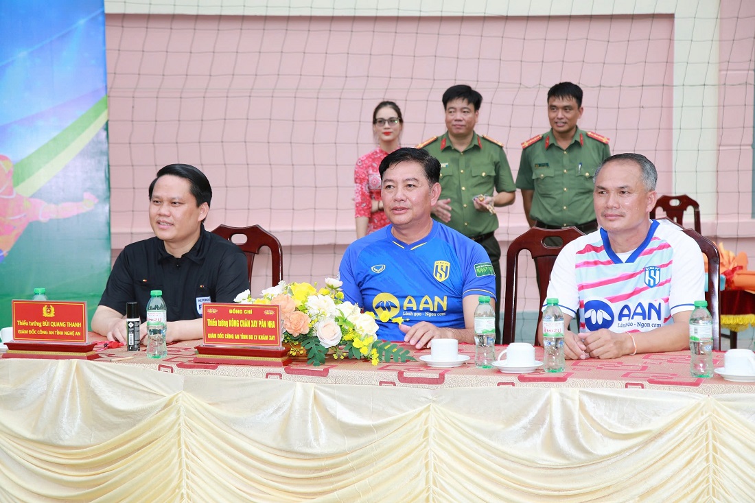Các đại biểu tham dự trận giao hữu