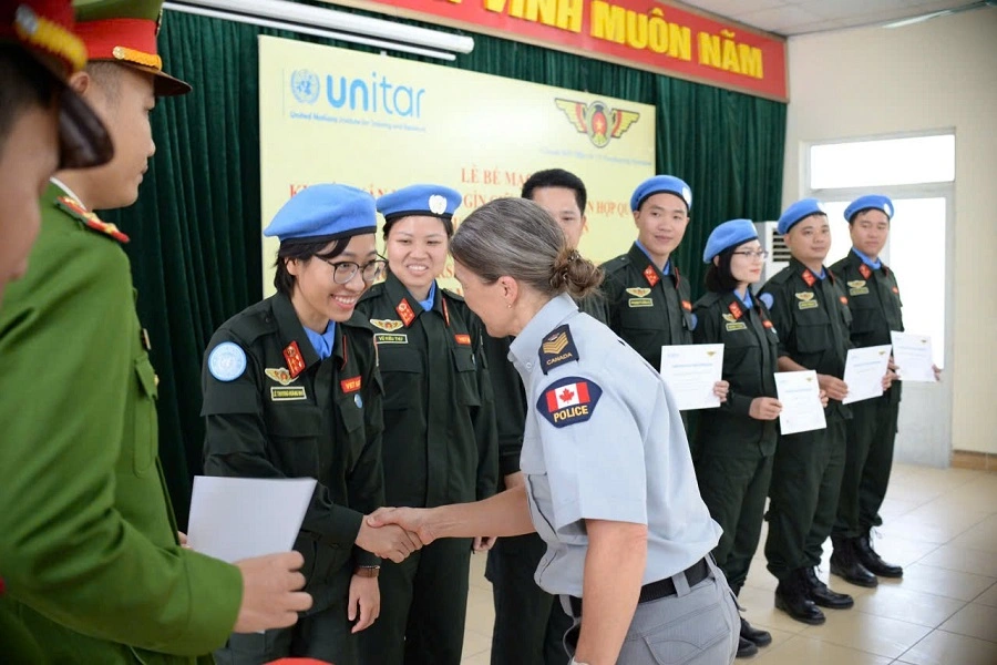 Đồng chí Đại úy Lê Trương Hoàng Nhi vinh dự được nhận chứng chỉ hoàn thành khoá tập huấn tiền triển khai cho Sỹ quan cảnh sát cá nhân do Viện Đào tạo và nghiên cứu Liên Hợp Quốc (United Nations Institute for Training and Research) cấp
