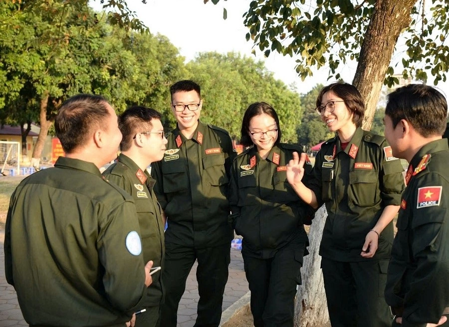 Đồng chí Đại úy Lê Trương Hoàng Nhi chụp ảnh cùng đồng đội