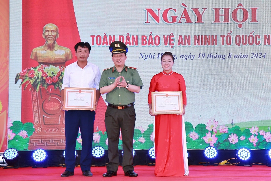 Đồng chí Thiếu tướng Bùi Quang Thanh - Giám đốc Công an tỉnh trao Giấy khen tặng các tập thể, cá nhân có thành tích xuất sắc trong phong trào toàn dân bảo vệ ANTQ