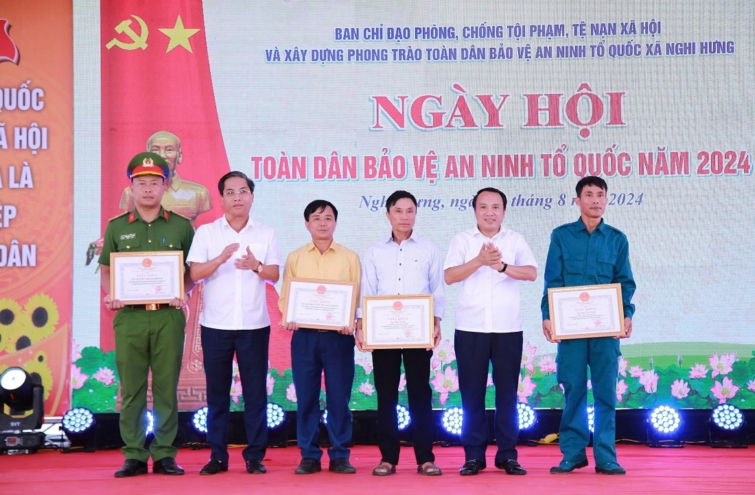 Lãnh đạo huyện Nghi Lộc trao Giấy khen tặng các tập thể, cá nhân xã Nghi Hưng có thành tích xuất sắc trong phong trào toàn dân bảo vệ ANTQ