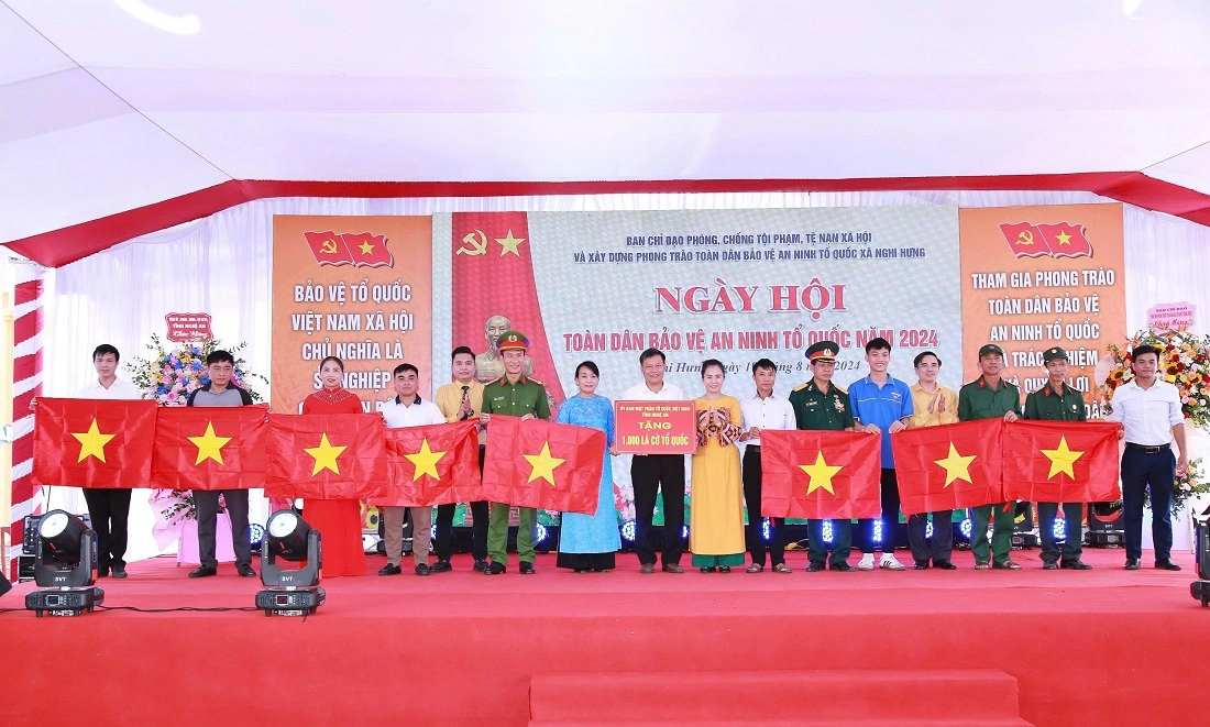 Ủy ban MTTQ tỉnh trao tặng cờ Tổ quốc cho Đảng bộ, chính quyền và nhân dân xã Nghi Hưng