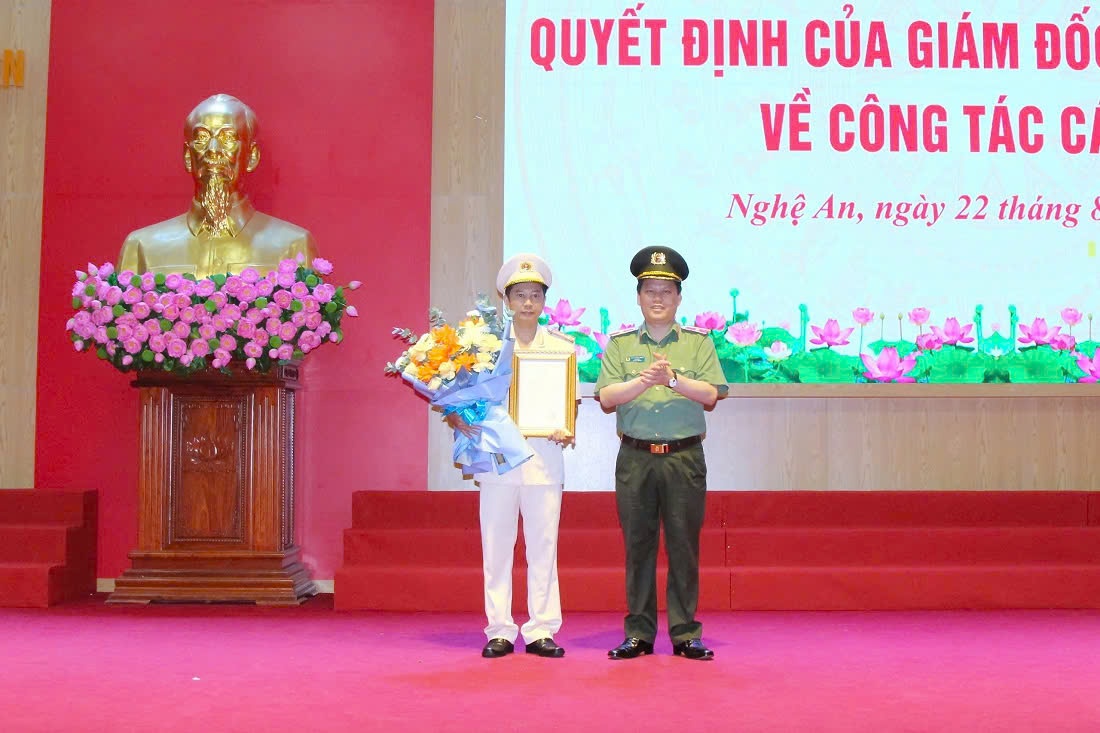 Đồng chí Thiếu tướng Bùi Quang Thanh, Ủy viên Ban Thường vụ Tỉnh ủy, Bí thư Đảng ủy, Giám đốc Công an tỉnh trao quyết định điều động Thượng tá Nguyễn Văn Đạo, Trưởng Công an thị xã Thái Hòa đến nhận công tác và giữ chức vụ Trưởng phòng Tham mưu