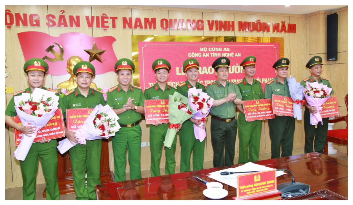 Trao thưởng thành tích đặc biệt xuất sắc trong đấu tranh với tội phạm
