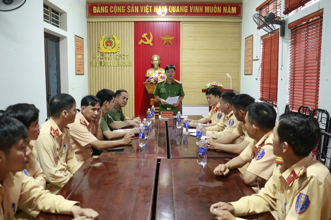 Đồng chí Đại tá Trần Ngọc Tuấn, Phó Giám đốc Công an tỉnh và đoàn công tác làm việc tại trạm CSGT Diễn Châu