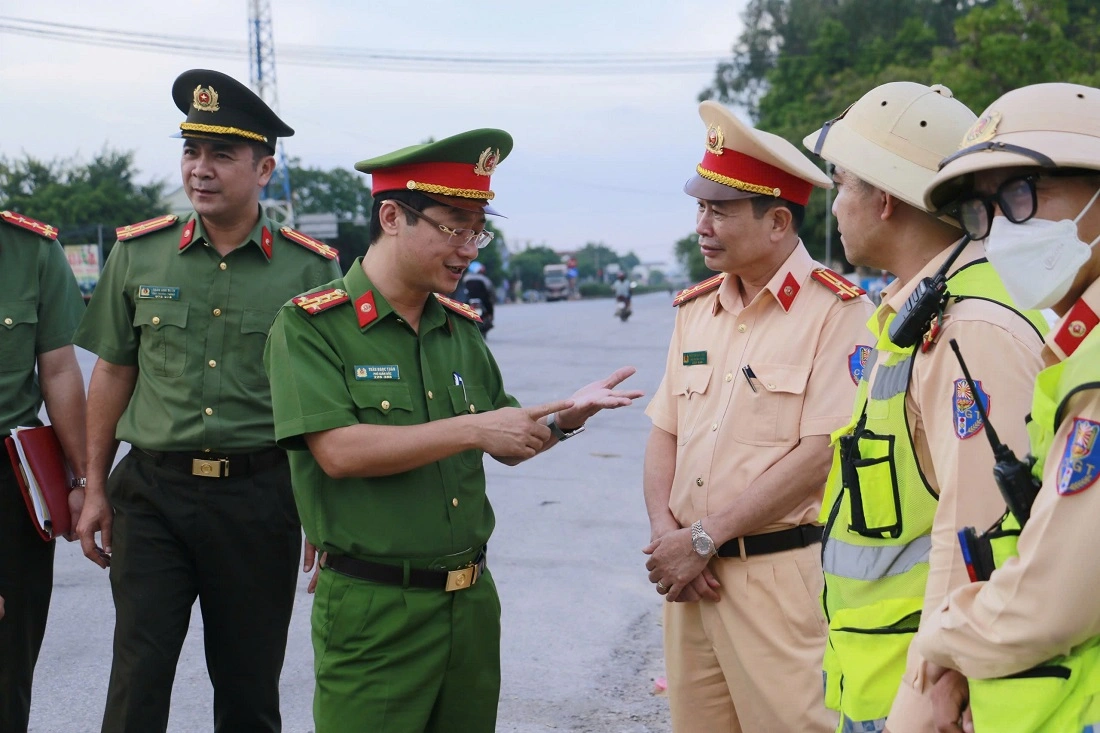 Kiểm tra tại một số điểm, chốt kiểm soát của lực lượng CSGT
