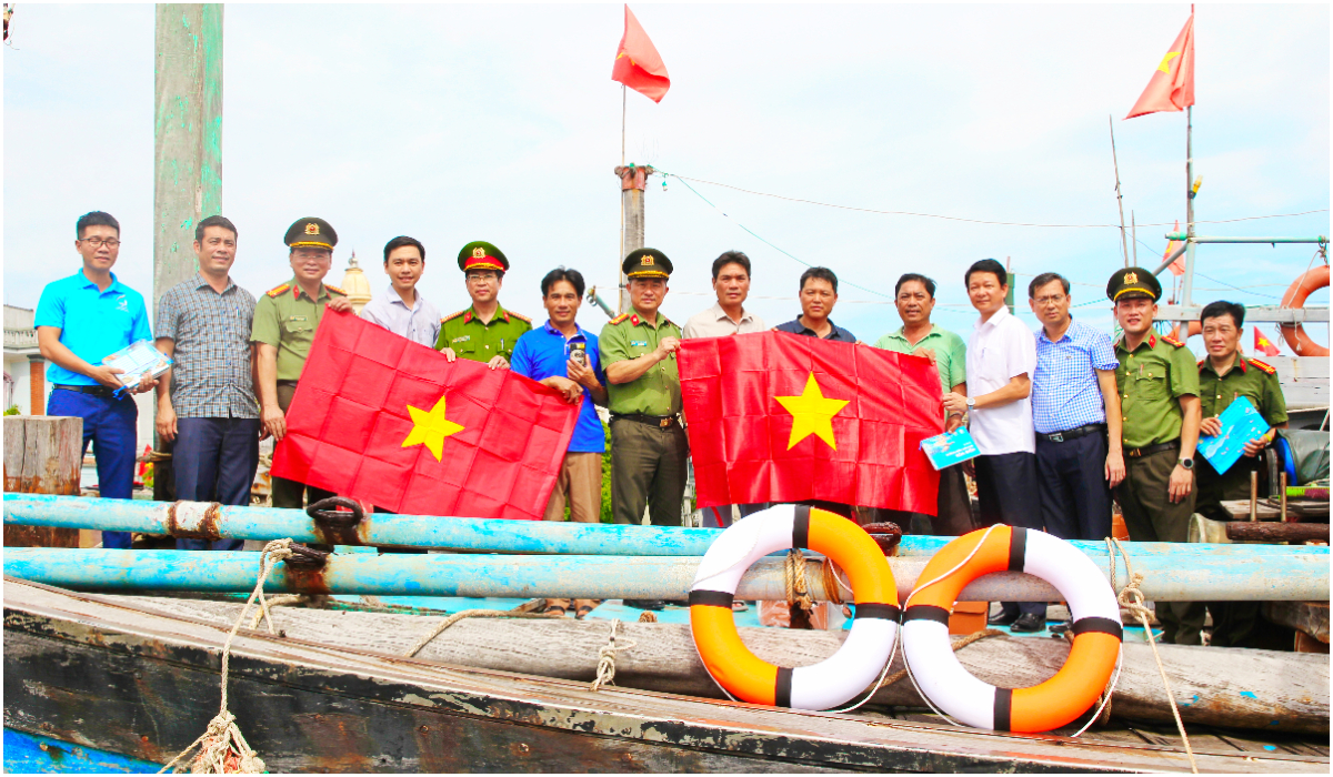 Tuyên truyền pháp luật và tặng cờ Tổ quốc cho ngư dân vươn khơi, bám biển