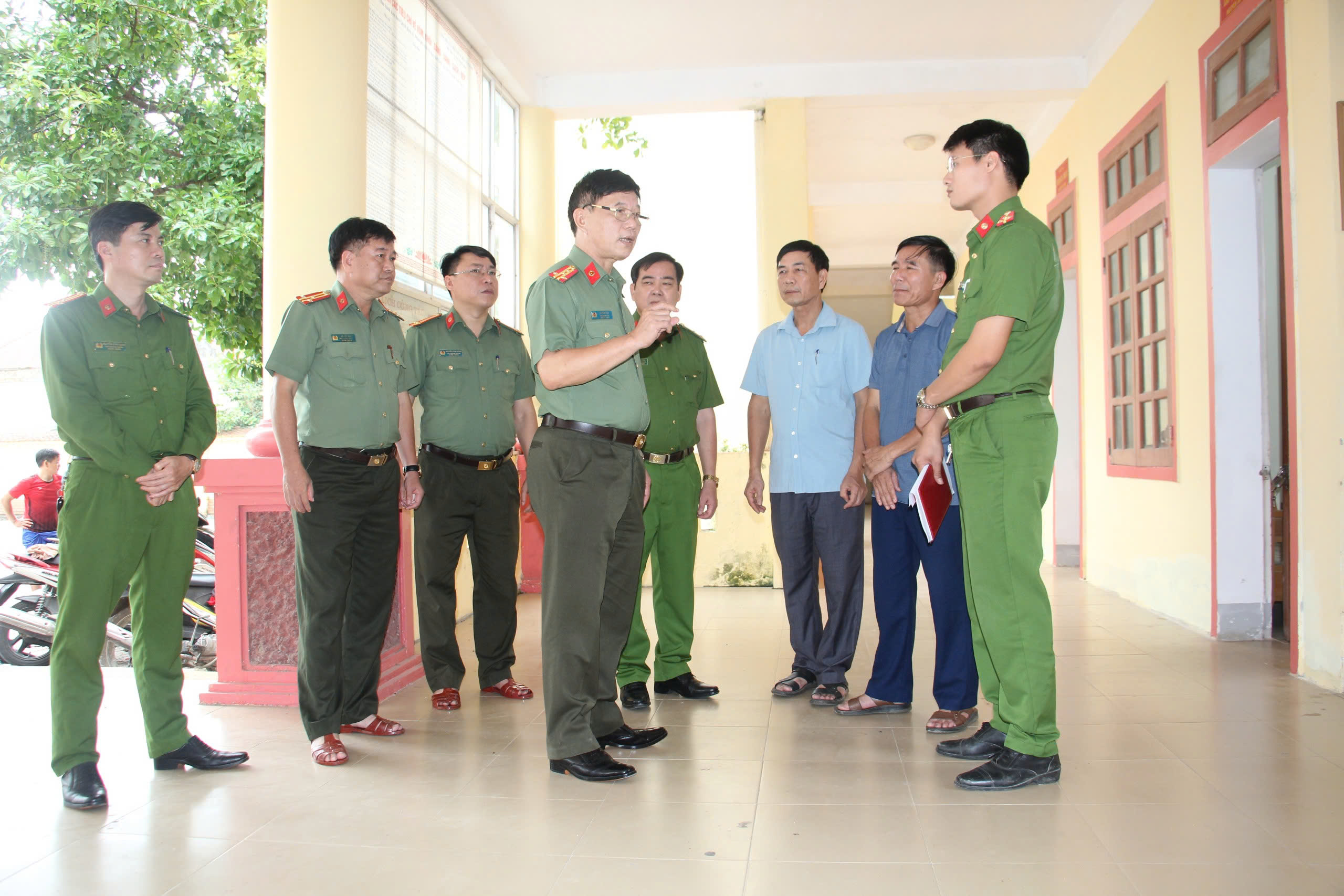Kiểm tra công tác phòng, chống bão số 3 tại xã Trung Phúc Cường, đồng chí Đại tá Lê Văn Thái lưu ý Công an xã cần chủ động phối hợp chính quyền sở tại triển khai phương án tiêu úng khi có diễn biến mưa lớn, có phương án sơ tán người dân khi cần thiết, tuyệt đối không để người dân đánh cá, vớt củi trong thời tiết mưa lũ lớn, ưu tiên hàng đầu là đảm bảo an toàn về người và tài sản của Nhân dân và nhà nước.