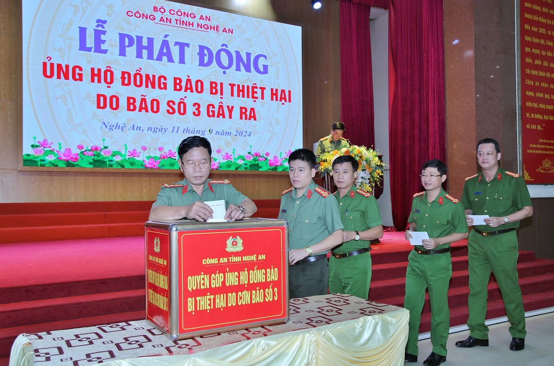 Các đồng chí Lãnh đạo Công an tỉnh ủng hộ người dân chịu ảnh hưởng cơn bão số 3