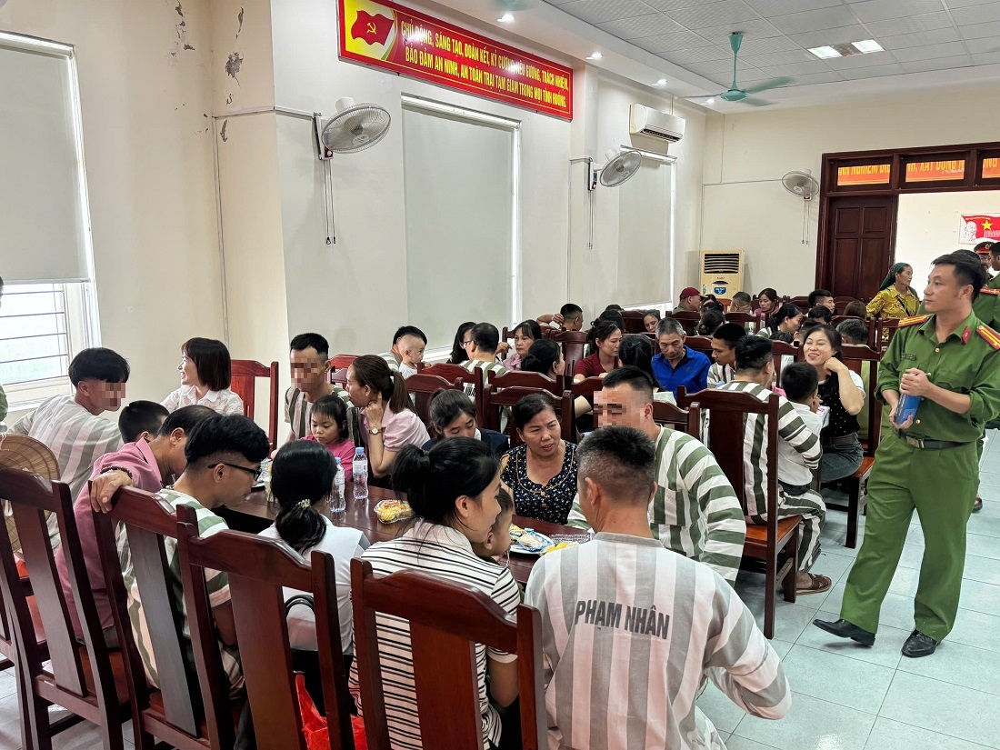 Các phạm nhân và người thân quây quần bên bữa tiệc ngọt ấm cúng