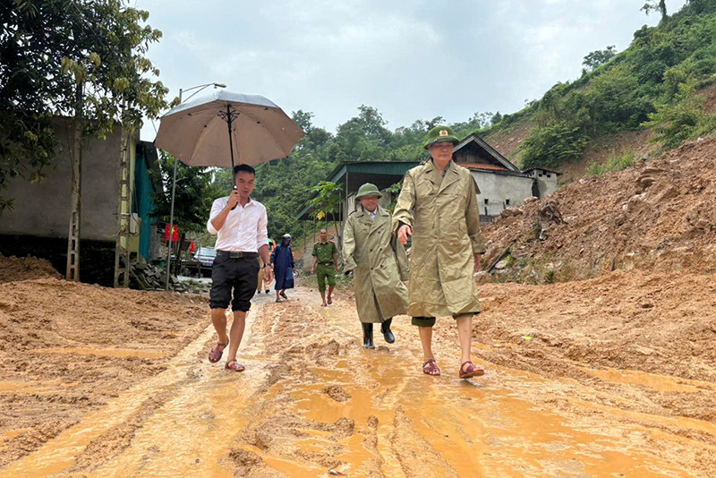 Kỳ Sơn: Kiểm tra an toàn và tổ chức di dời các hộ dân ra khỏi khu vực nguy hiểm
