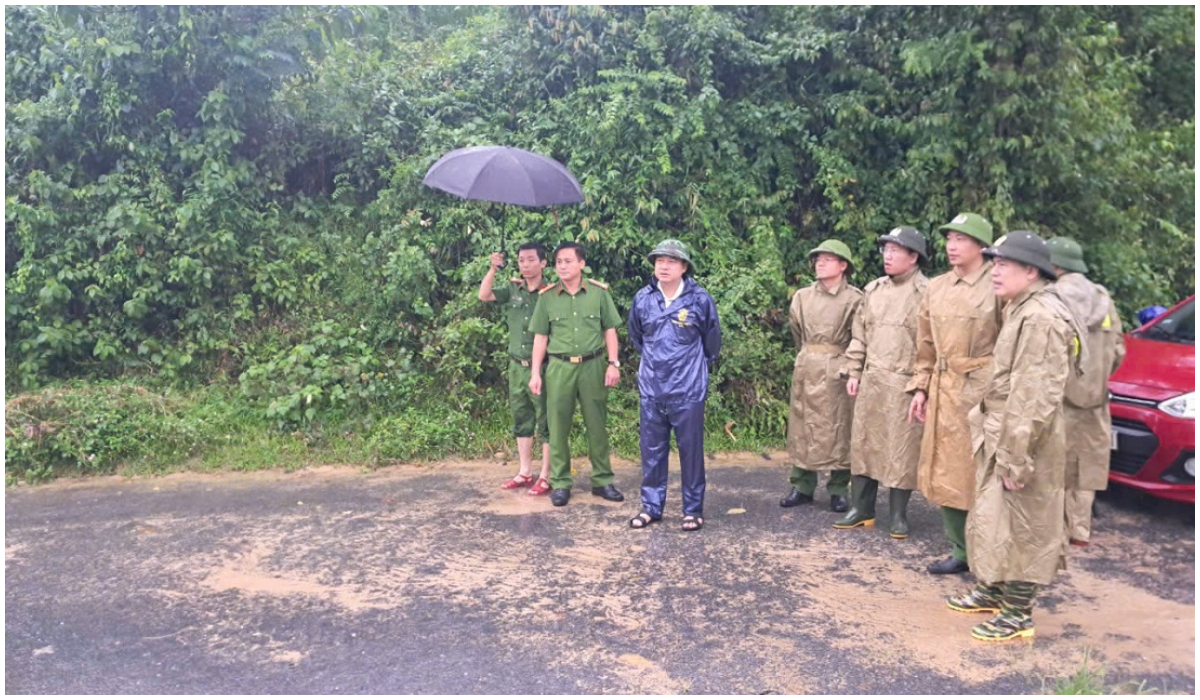 Lãnh đạo Công an tỉnh kiểm tra cầu tràn bị ngập ở huyện Thanh Chương