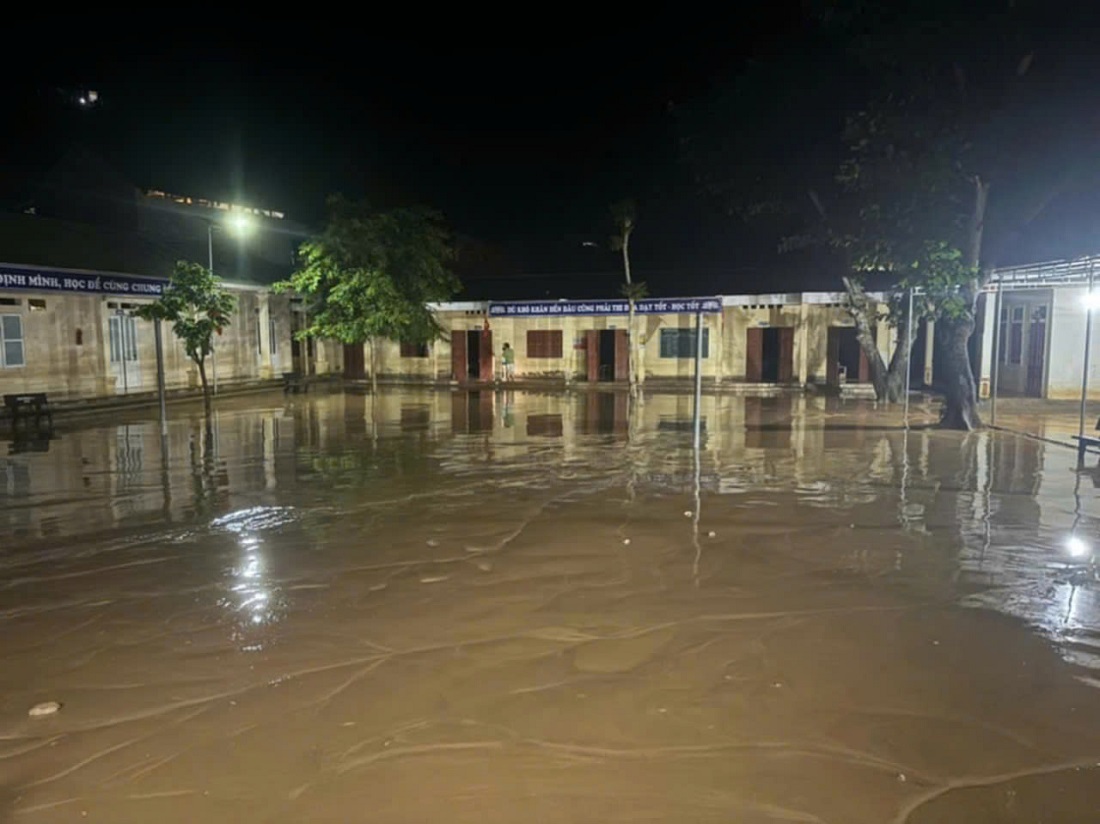 Trường Tiểu học Minh Tiến, xã Lượng Minh ngập bùn đất sau trận lũ quét 