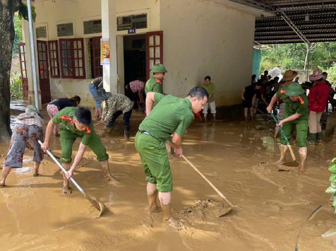 Công an huyện Tương Dương dọn dẹp, vệ sinh môi trường, khắc phục hậu quả mưa lũ tại trường Phổ thông dân tộc bán trú tiểu học Lượng Minh
