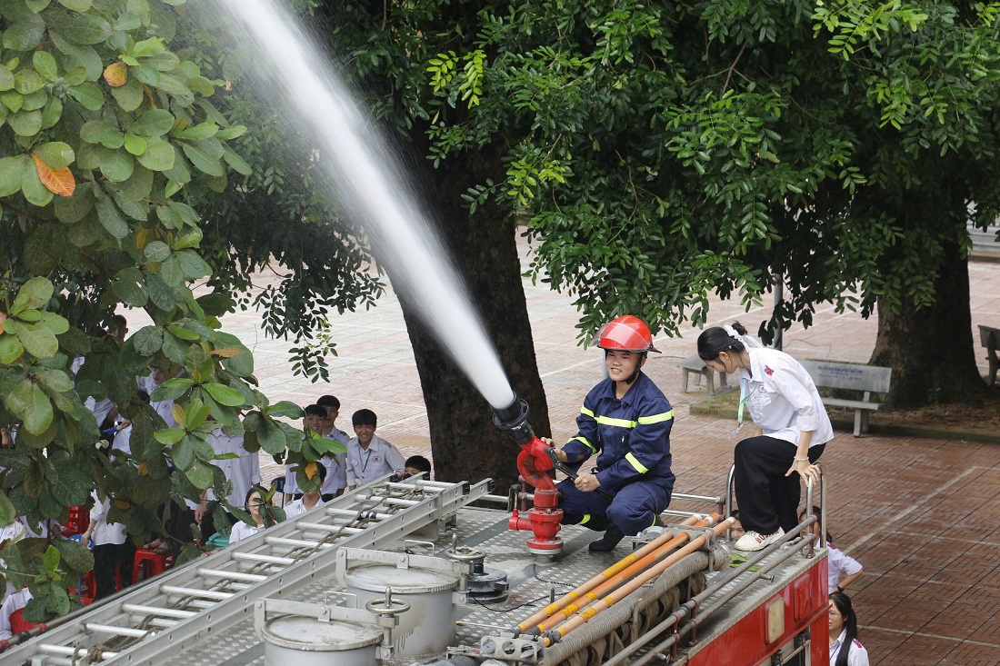 Các em học sinh được hướng dẫn, thực hành kỹ năng xử lý các tình huống cháy, nổ
