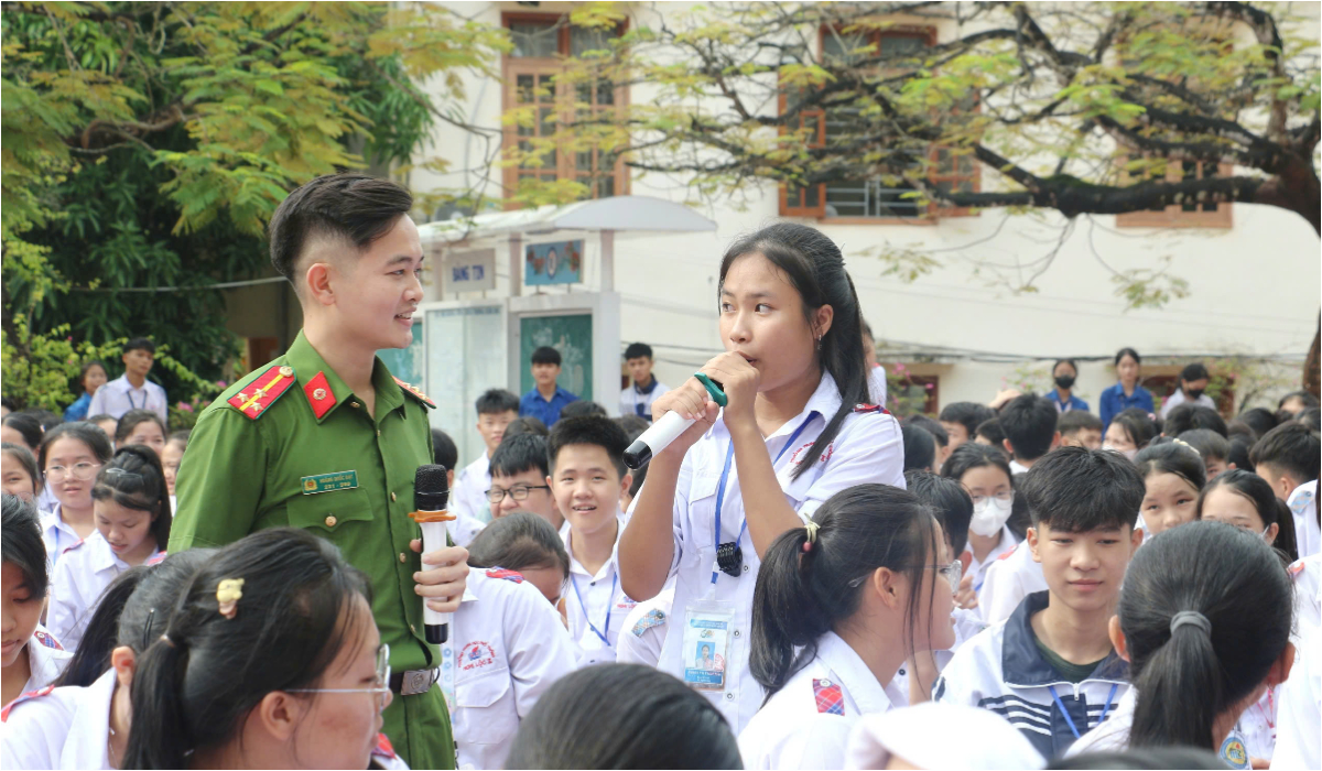 Hơn 1.400 học sinh được tuyên truyền, trải nghiệm, thực hành chữa cháy và cứu nạn, cứu hộ