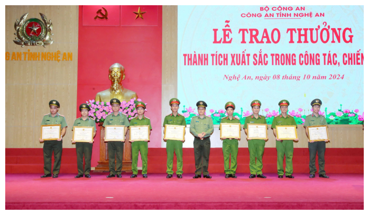 Trao thưởng thành tích xuất sắc trong công tác, chiến đấu