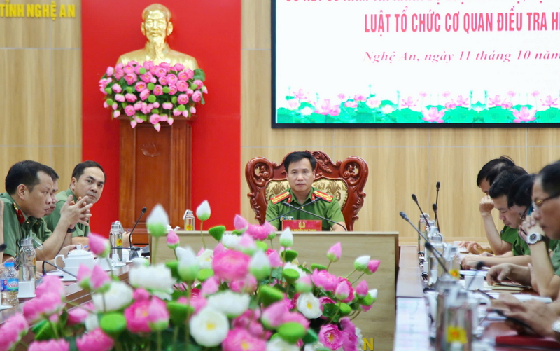 Đồng chí Đại tá Nguyễn Duy Thanh, Phó Giám đốc Công an tỉnh chủ trì tại điểm cầu Công an tỉnh Nghệ An