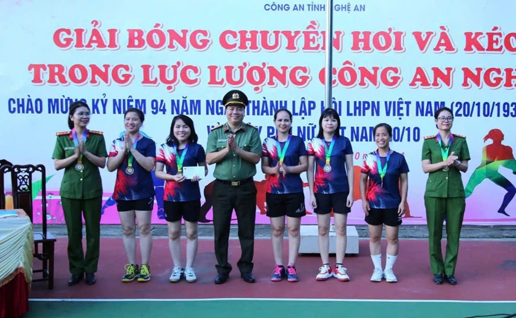 Đồng chí Thượng tá Nguyễn Trọng Khanh, Trưởng phòng Công tác Đảng và công tác chính trị trao giải Ba bóng chuyền cho Phòng Hồ sơ và Liên quân &nbsp;Phòng Cảnh sát Thi hành án hình sự và Hỗ trợ tư pháp và Trại tạm giam