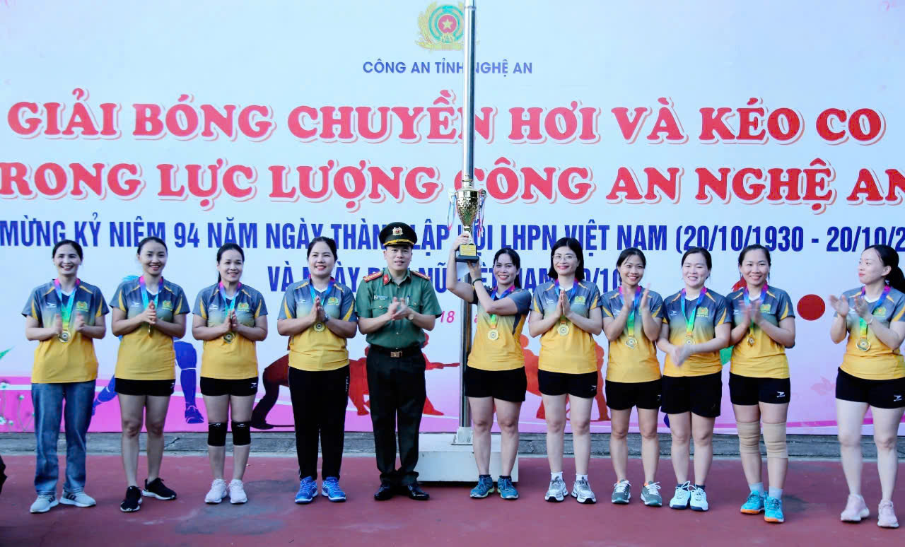 Đồng chí Đại tá Trần Hồng Quang, Phó Bí thư Đảng ủy, Phó Giám đốc Công an tỉnh trao giải Nhất bóng chuyền cho Công an thành phố Vinh