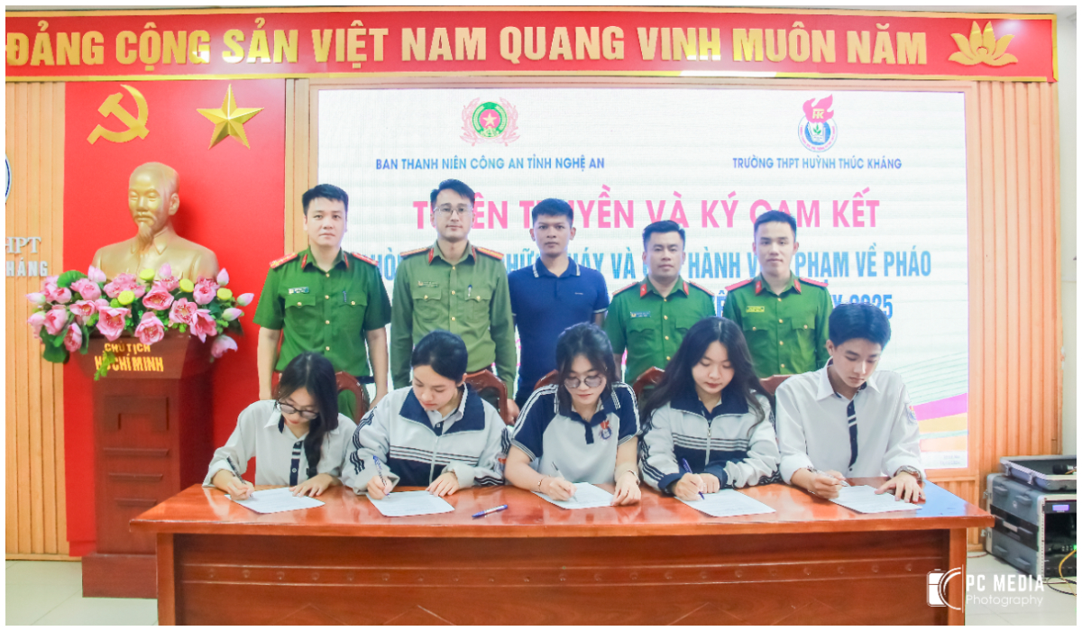 Tuyên truyền pháp luật hưởng ứng Ngày pháp luật Việt Nam năm 2024