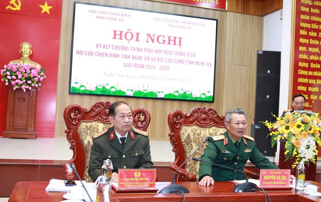 Các đồng chí: Thiếu tướng Nguyễn Sỹ Hội, Chủ tịch Hội Cựu chiến binh tỉnh Nghệ An; Đại tá Nguyễn Tiến Dần, Chủ tịch Hội Cựu CAND tỉnh Nghệ An chủ trì Hội nghị ký kết chương trình phối hợp giữa 02 Hội giai đoạn 2024 -2029