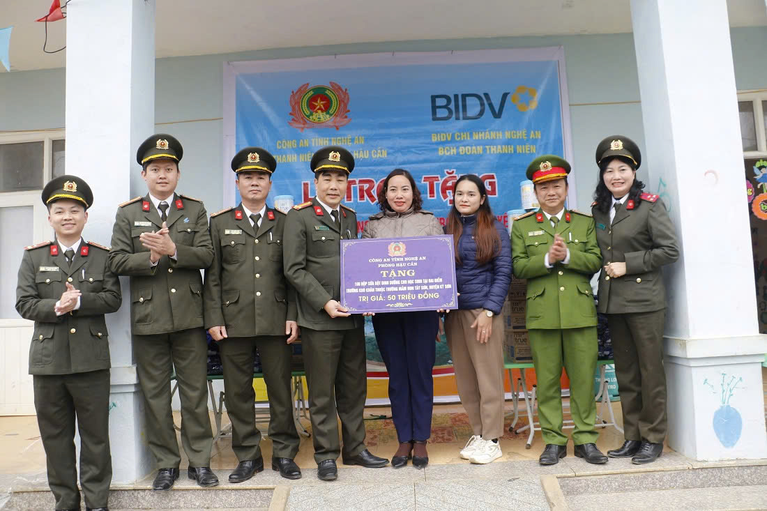 Trao tặng 100 hộp sữa dinh dưỡng cho học sinh tại 02 điểm trường