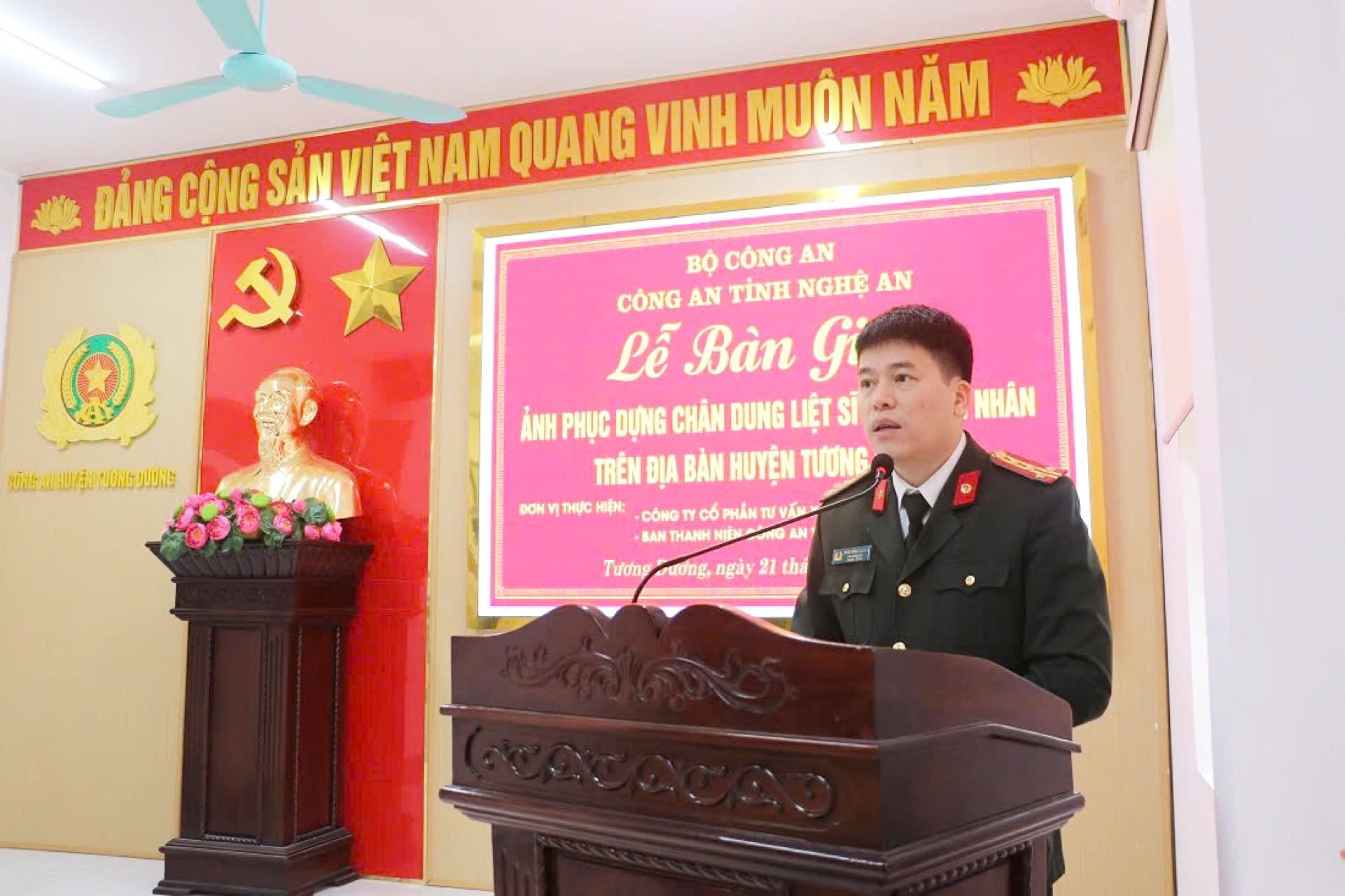 Đồng chí Đại tá Trần Hồng Quang, Phó Giám đốc Công an tỉnh phát biểu tại buổi lễ