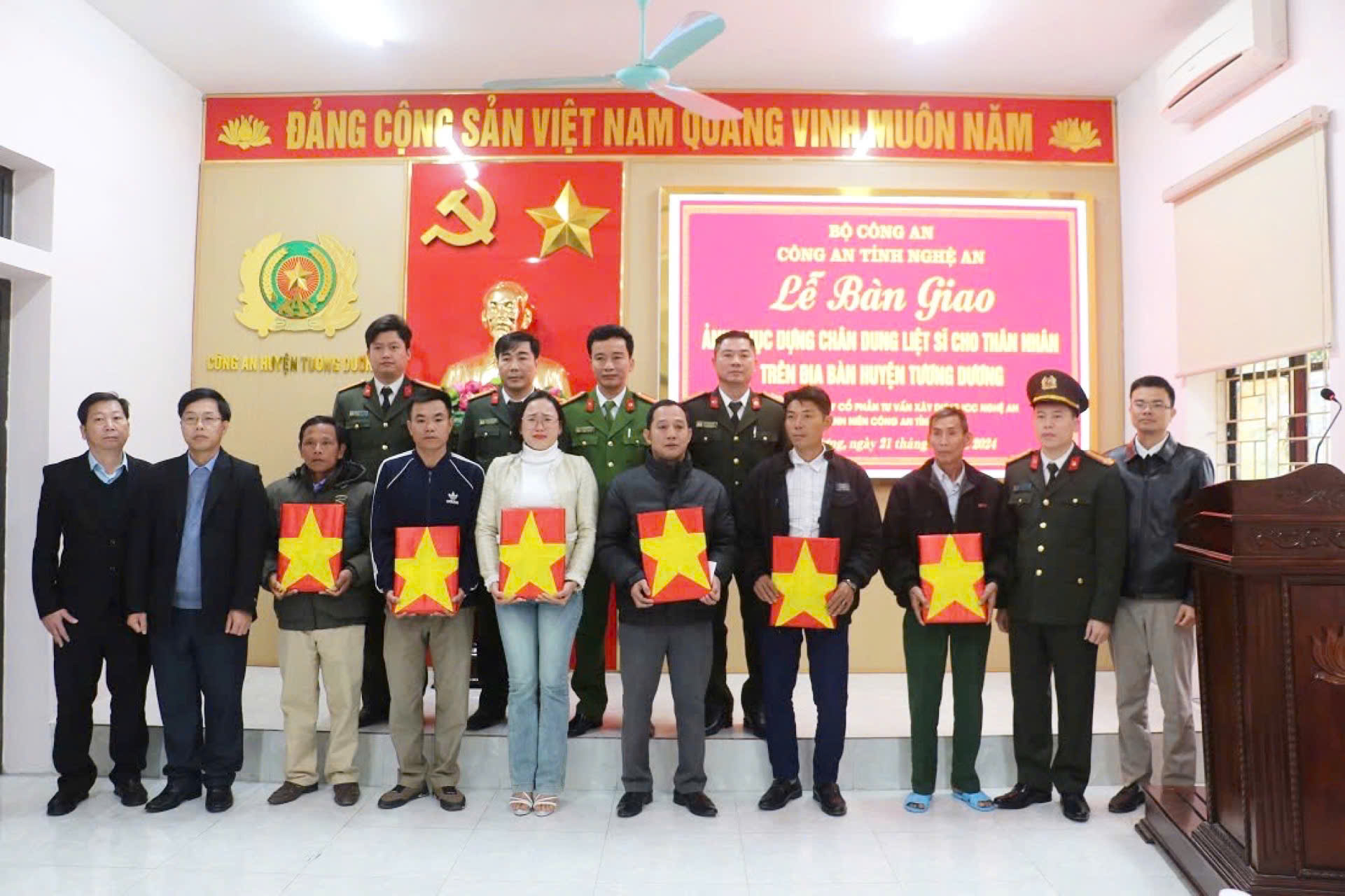 Trân trọng bàn giao ảnh phục dựng cho thân nhân Liệt sĩ