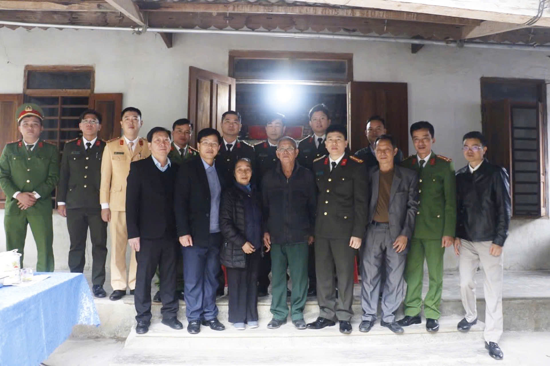 Thăm hỏi, tặng quà và trao ảnh phục dựng cho gia đình thân nhân Liệt sĩ Đậu Văn Mai, xã Xá Lượng, huyện Tương Dương