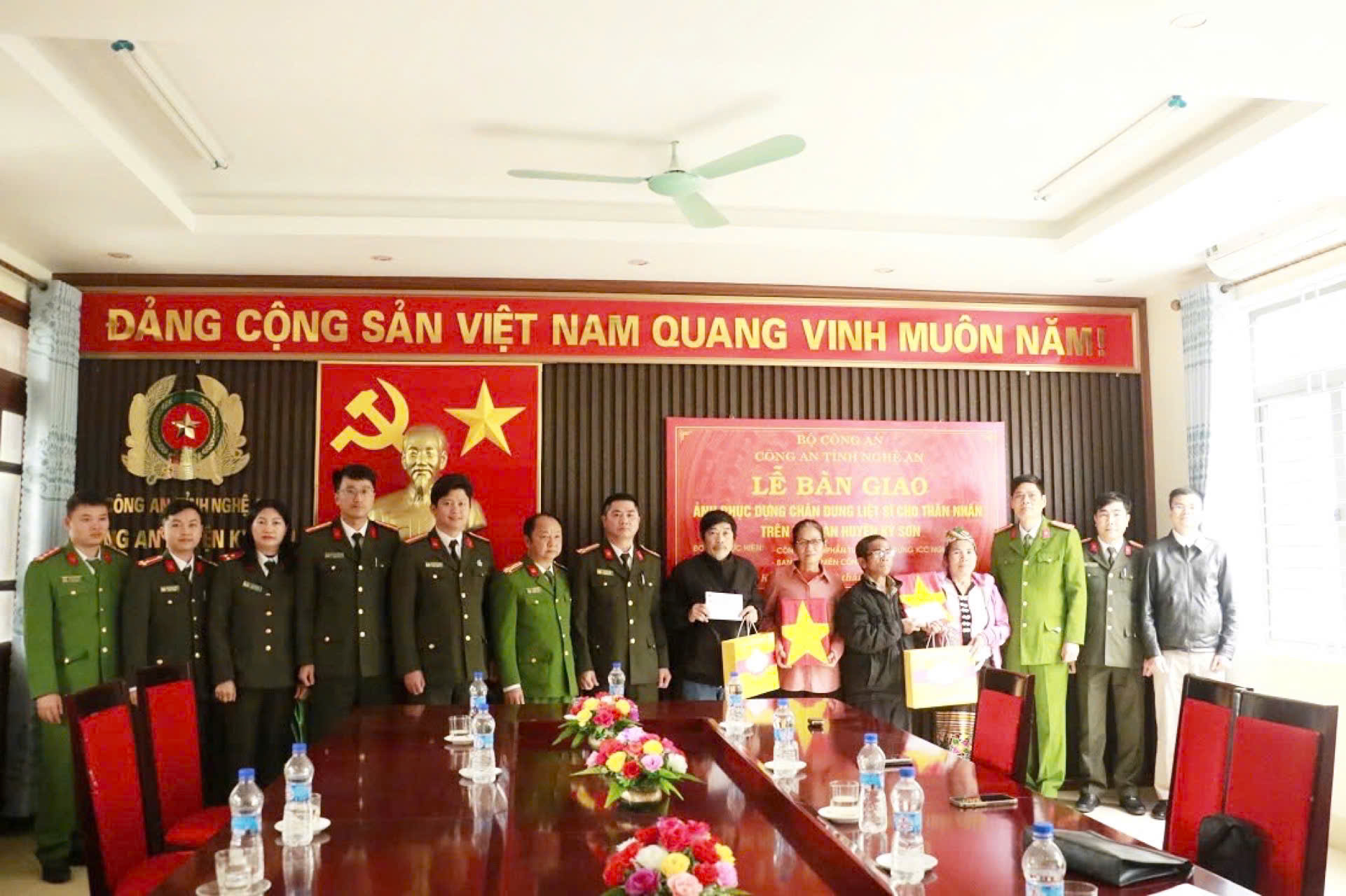 Đại diện Lãnh đạo các Phòng Công an tỉnh trao ảnh phục dựng chân dung Liệt sĩ cho 02 thân nhân trên địa bàn huyện Kỳ Sơn