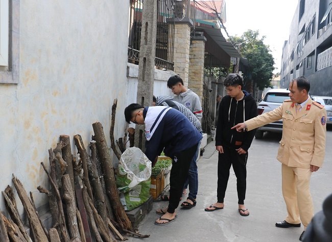 Lực lượng chức năng khám xét các địa điểm mà nhóm đối tượng sử dụng để cất giấu tang vật sau khi thực hiện hành vi vi phạm pháp luật