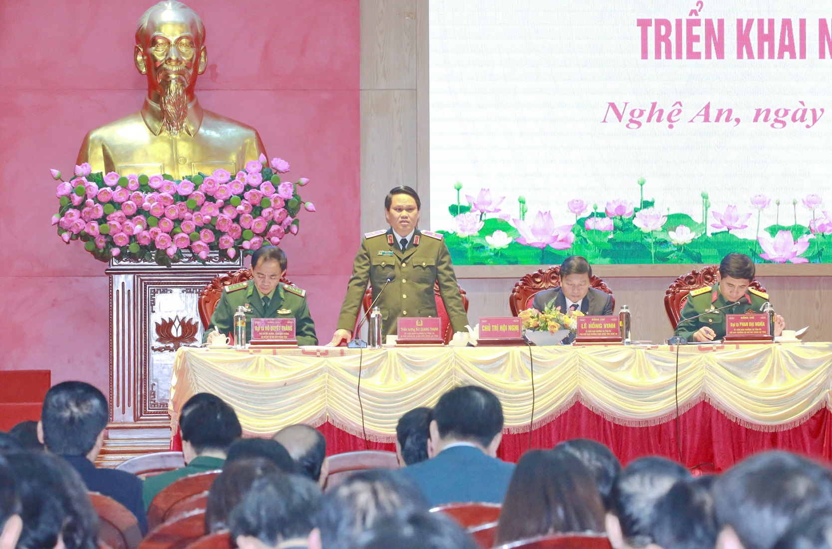 Các đồng chí chủ trì hội nghị