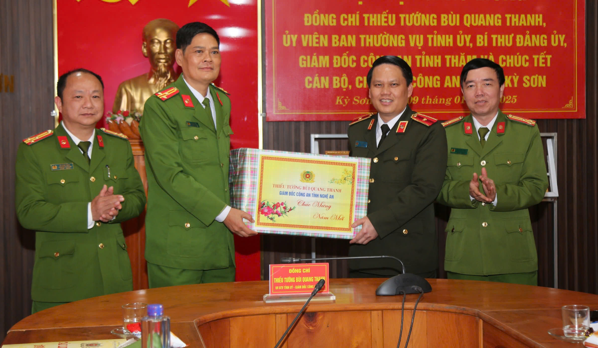 Giám đốc Công an tỉnh thăm, tặng quà chúc Tết cán bộ, chiến sỹ Công an huyện Kỳ Sơn