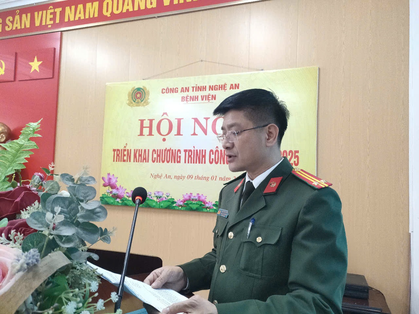 Đồng chí Trung tá Nguyễn Sỹ Tài, Giám đốc Bệnh viện Công an tỉnh phát biểu  tại Hội nghị