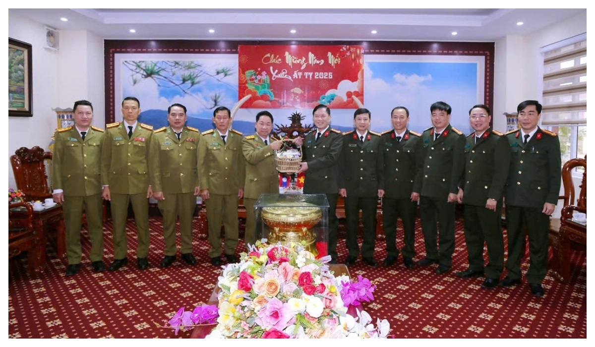 Công an tỉnh Bô-ly-khăm-xay chúc Tết Công an tỉnh Nghệ An