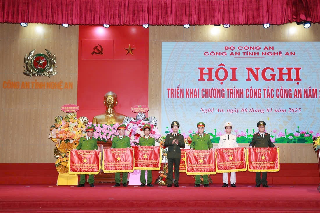 Công an huyện Hưng Nguyên vinh dự được nhận Cờ thi đua của Bộ Công an (thứ 03 từ trái sang) tại Hội nghị triển khai chương trình công tác năm 2025 của Công an tỉnh
