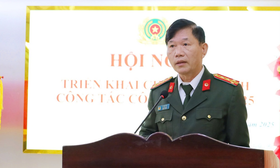 Đồng chí Đại tá Lê Văn Thái - Phó Giám đốc Công an tỉnh ghi nhận, đánh giá cao những kết quả, thành tích Công an huyện Hưng Nguyên đạt được trong năm 2024; nhất là sự kịp thời, chủ động, hiệu quả trong công tác tham mưu, sự quyết liệt trong công tác phòng ngừa, đấu tranh với các loại tội phạm và hành vi vi phạm pháp luật…