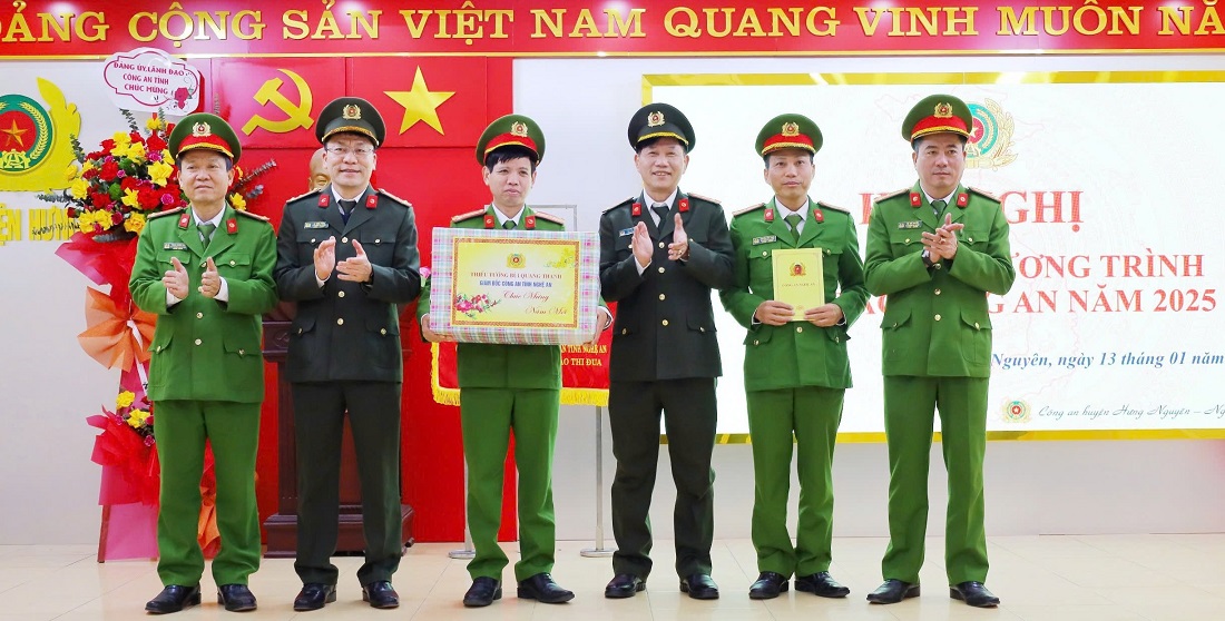 Đồng chí Đại tá Lê Văn Thái - Phó Giám đốc Công an tỉnh trao quà của đồng chí Giám đốc Công an tỉnh tặng Công an huyện Hưng Nguyên