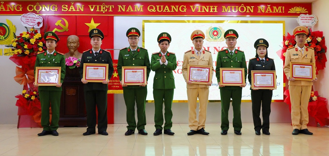 Nhiều tập thể, cá nhân Công an huyện Hưng Nguyên đạt thành tích xuất sắc trong công tác, chiến đấu được trao thưởng các danh hiệu thi đua