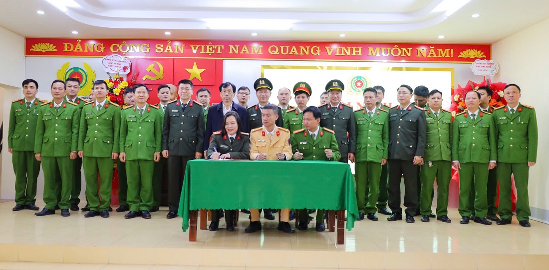 Ký cam kết thực hiện phong trào thi đua năm 2025