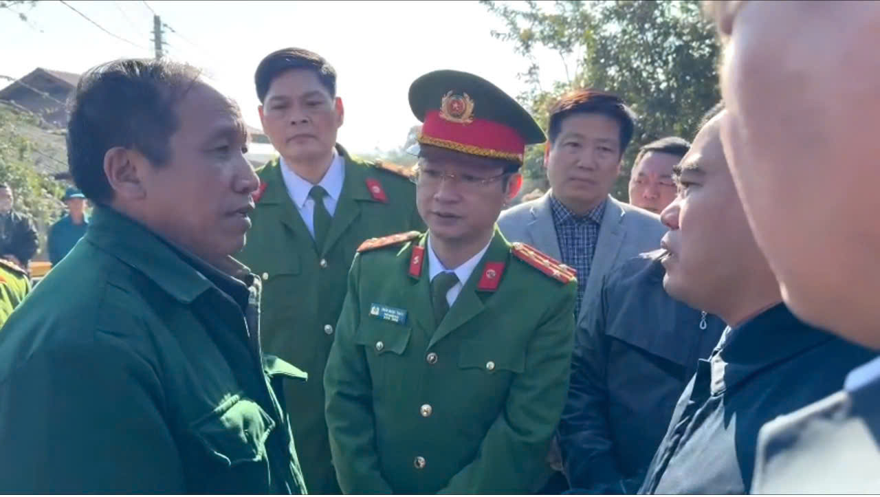 Đồng chí Đại tá Trần Ngọc Tuấn, Phó Giám đốc Công an tỉnh thăm hỏi, hỗ trợ gia đình các nạn nhân 